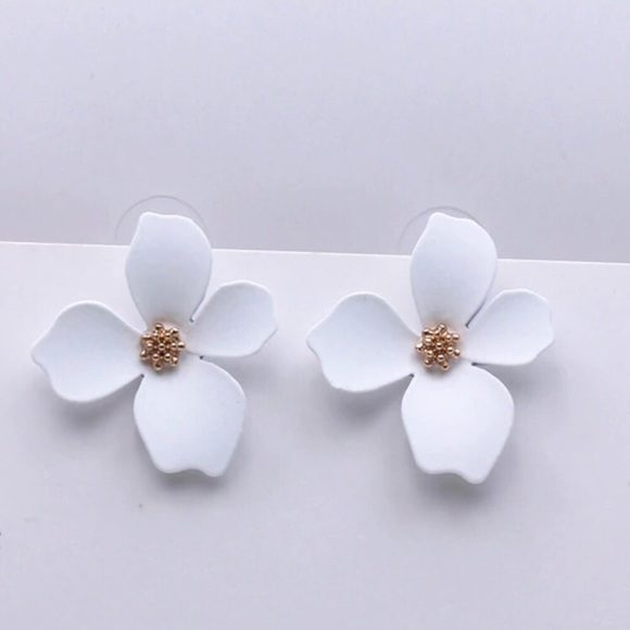 ❗️LAST❗️White Petal Stud Earrings - Picture 2 of 7